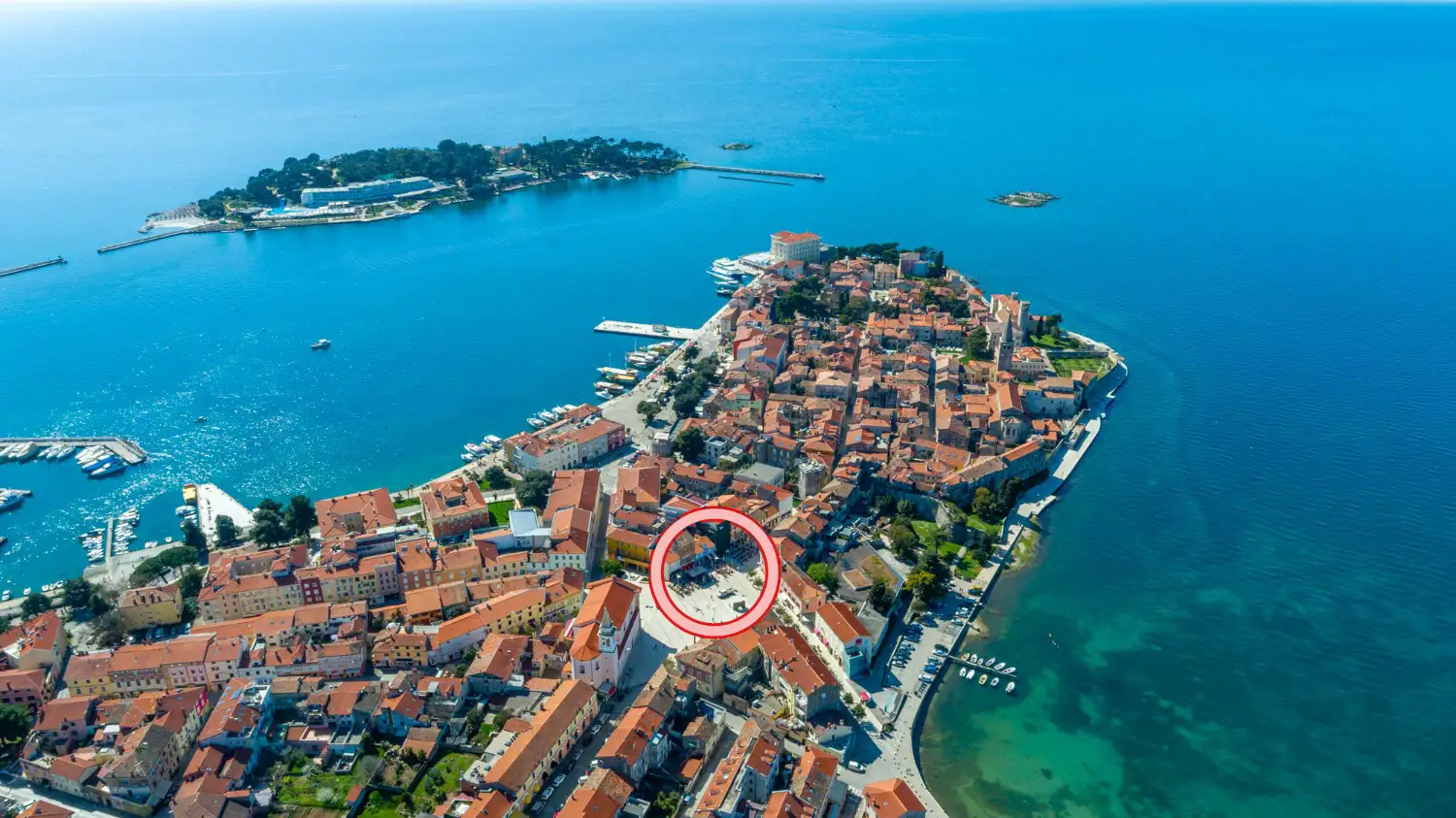 Glavni trg u Poreču s terasama i venecijanskom arhitekturom
