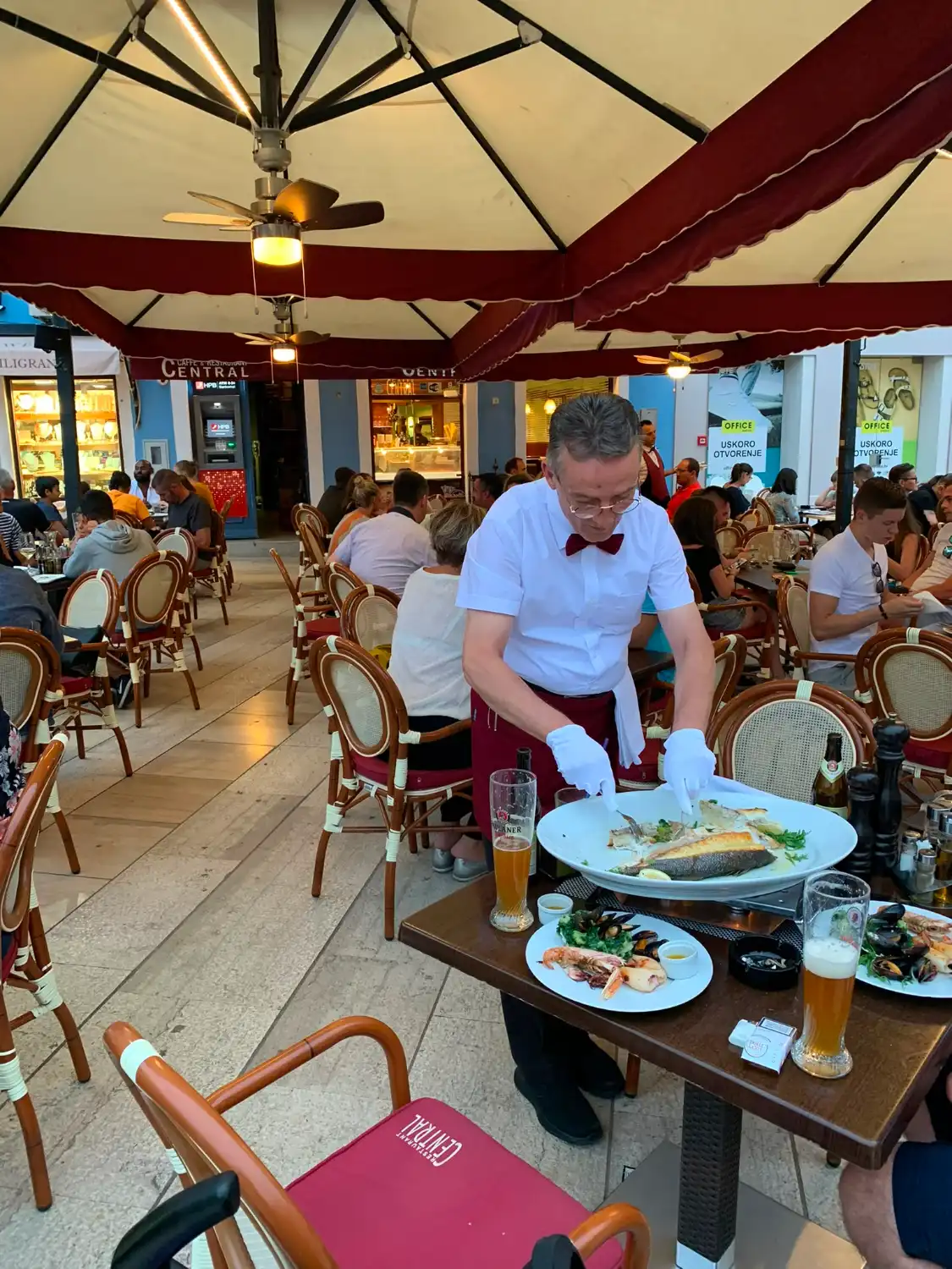 Unutrašnjost restorana s kamenim zidovima i svijećama