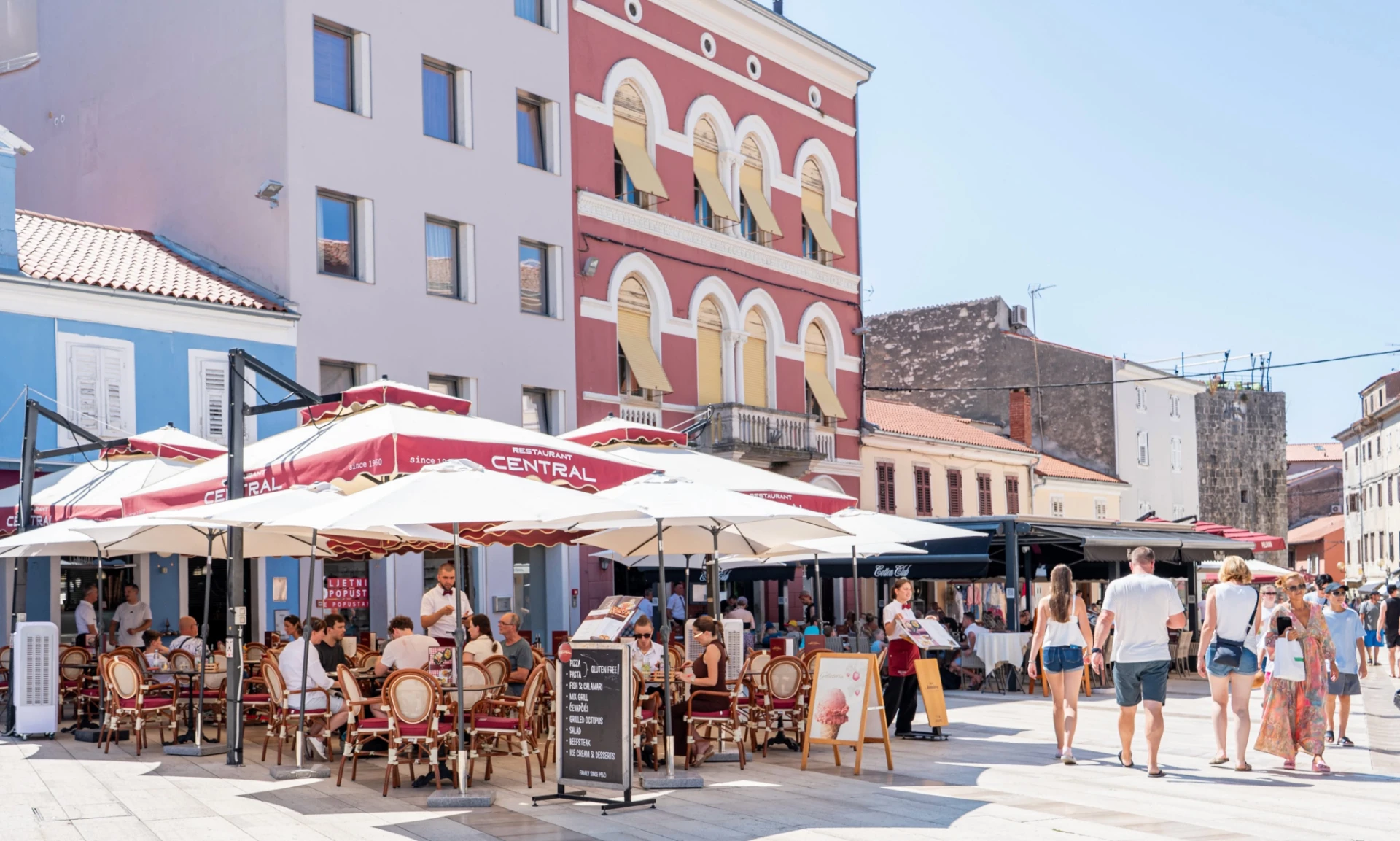 Terasa Restaurant Centrala na glavnom trgu u Poreču u sumrak